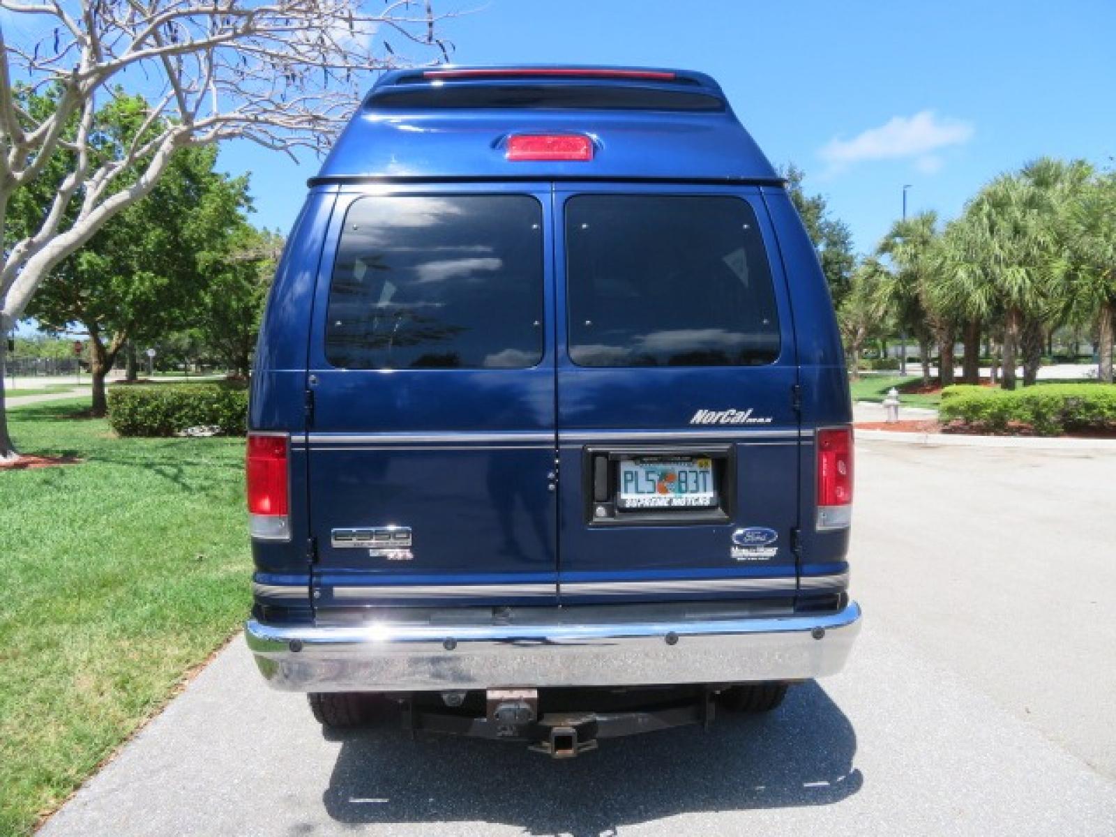 2011 Dark Blue /Gray Ford E-Series Wagon E-350 XLT Super Duty (1FBNE3BS4BD) with an 6.8L V10 SOHC 20V engine, located at 4301 Oak Circle #19, Boca Raton, FL, 33431, (954) 561-2499, 26.388861, -80.084038 - Photo #15